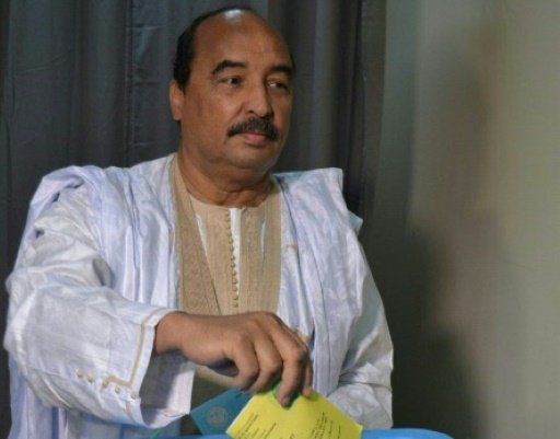 الرئيس الموريتاني محمد ولد عبد العزيز يدلي بصوته ف