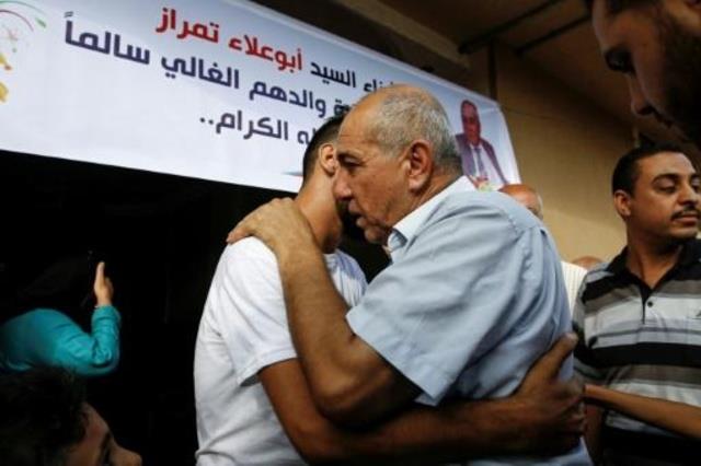 حمدان تمراز يعانق ابنه بعد أن أفرجت عنه إسرائيل