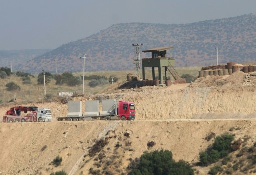عمال يشيدون موقعا على الحدود التركية في المنطقة ال