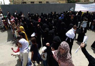 احتجاج أمهات المختطفين اليمنيين على محاكمة أبنائهن