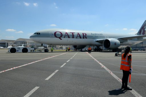 طائرة بوينغ تابعة للخطوط الجوية القطرية في مطار لو