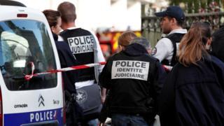 أفراد من الشرطة الفرنسية في مكان الحادثة غربي باري