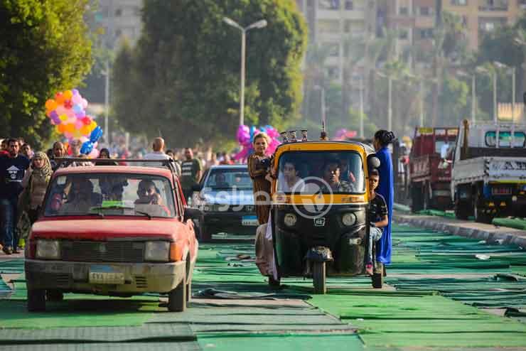 السيارات تتحرك على حصير مسجد عمرو بن العاص