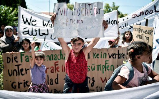 لاجئون سوريون يتظاهرون امام السفارة اليونانية في ب
