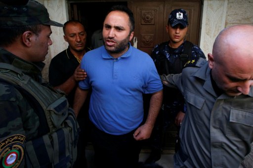 الناشط الفلسطيني عيسى عمرو في محكمة في الضفة الغرب