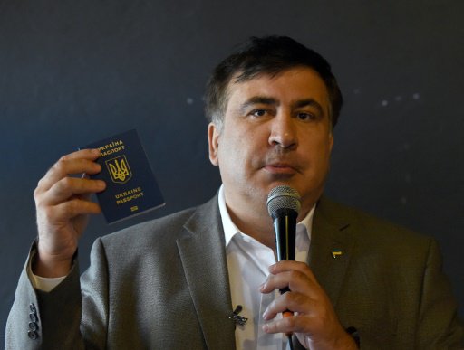 رئيس جورجيا السابق ميخائيل ساكاشفيلي يظهر جواز سفر