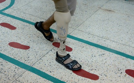 افغاني مبتور الساق في مركز للجنة الدولية للصليب ال