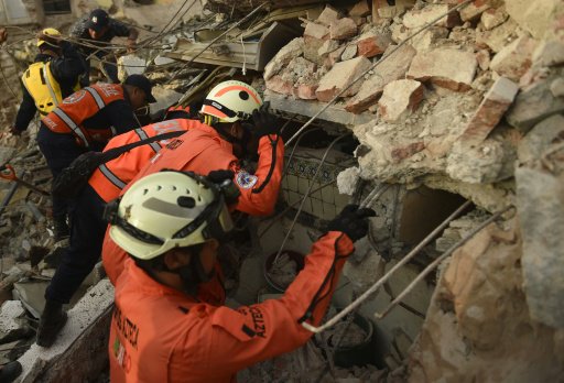 فرقة انقاذ متخصصة تبحث عن ناجين بين انقاض مبنى مدم
