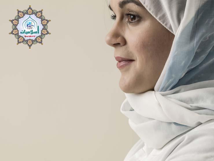ما حكم الالتزام بالحجاب إذا تعرضت المرأة بسببه للأ
