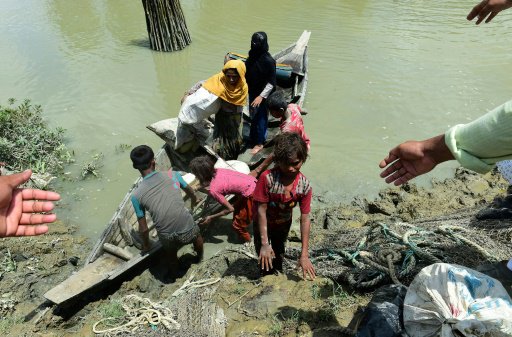 سكان في بنغلادش يساعدون اللاجئين الروهينغا على الن