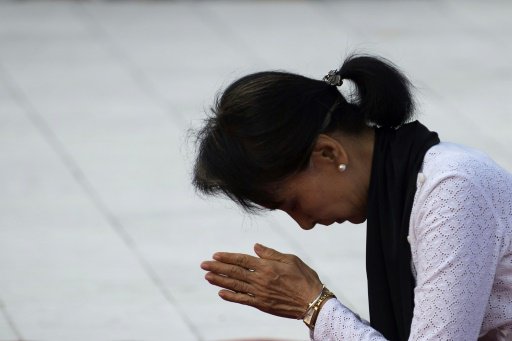 اونغ سان سو تشي أمام ضريح والدها في 19 تموز/يوليو 