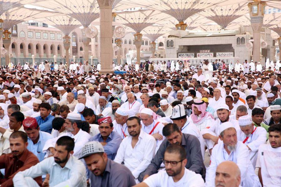 نصف مليون مُصَلٍّ يؤدون آخر جمعة خلال العام الهجري