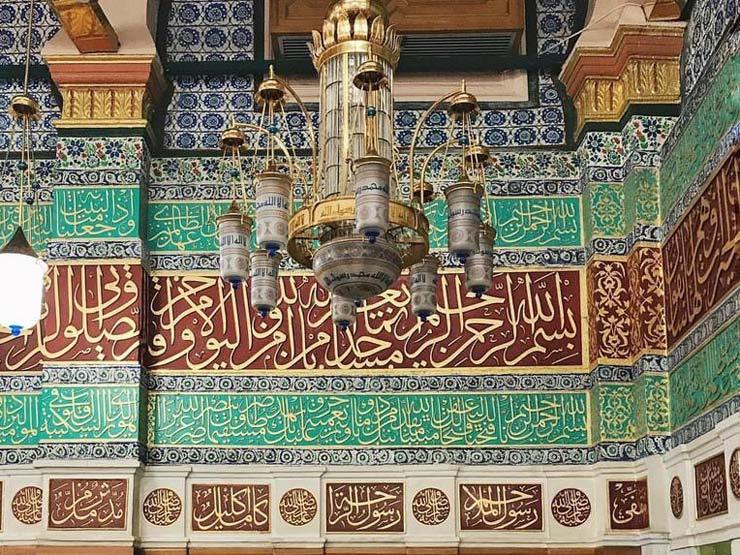 بالصور والفيديو: أسرار رحلة خطاط القرآن من الحرم النبوى إلى كسوة الحرم المكى | مصراوي