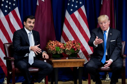 الرئيس الاميركي دونالد ترامب (يمين) يلتقي امير قطر