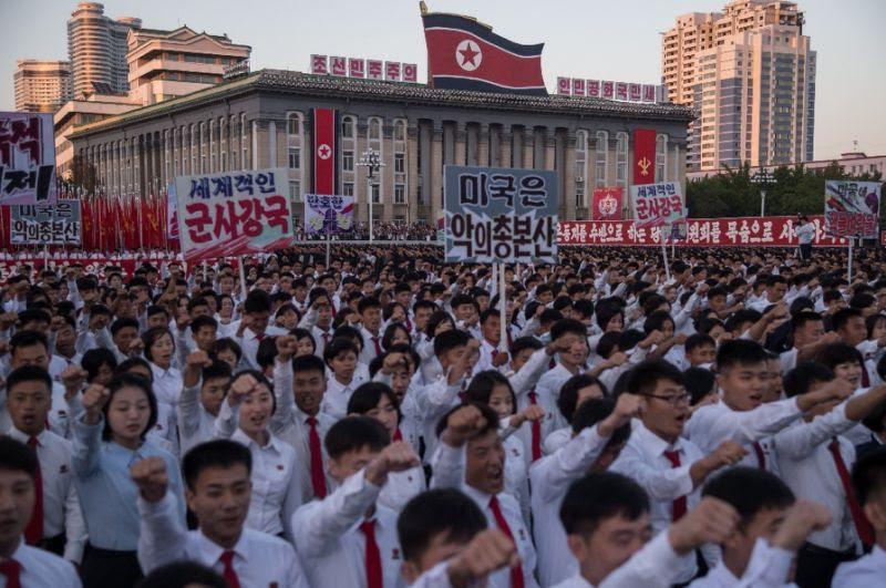طلاب كوريا الشمالية يساندون الزعيم كيم