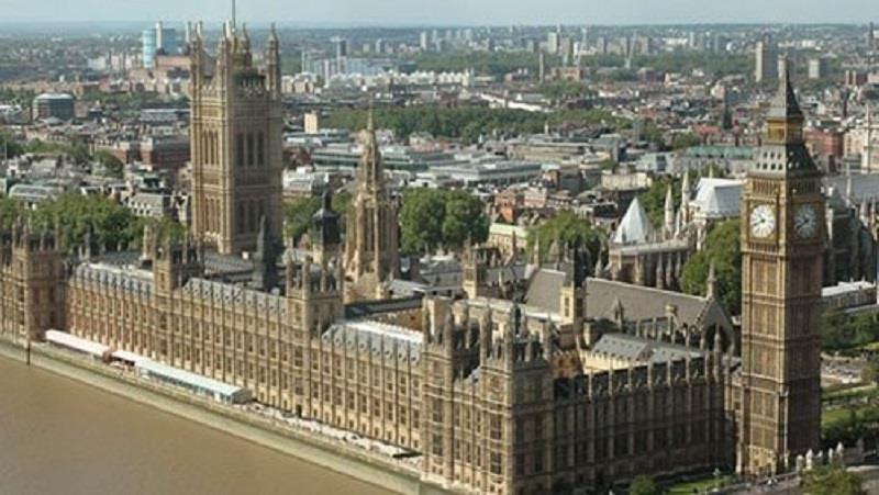 تعليق عضوية بريطاني من مجلس المحافظين بسبب التحريض