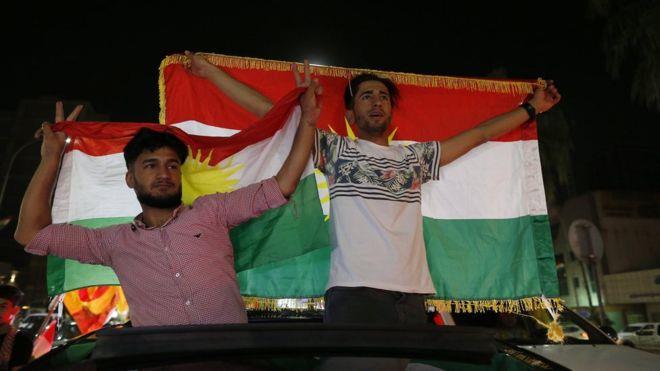 بعض الأكراد يحتفلون بنتيجة الاستفتاء في أربيل