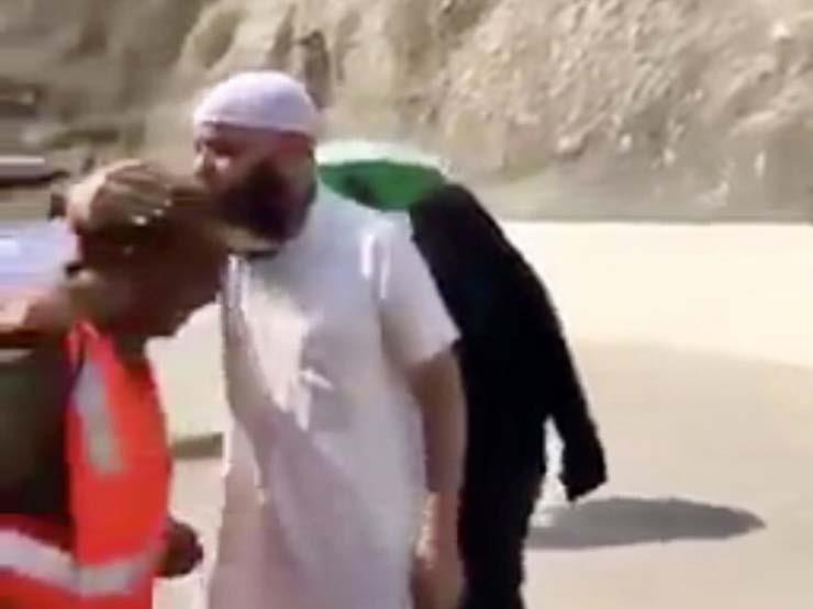 فيديو مؤثر بين حاج وجندي سعودي بمنطقة رمي الجمرات