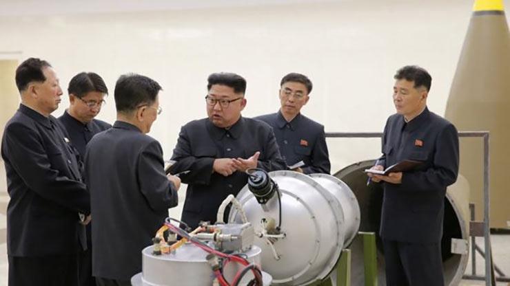 زعيم كوريا كيم يونغ اون وهو يتفقد قنبلة هيدروجينية
