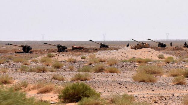 مدفعية تابعة للقوات الحكومية السورية تتمركز عند ال