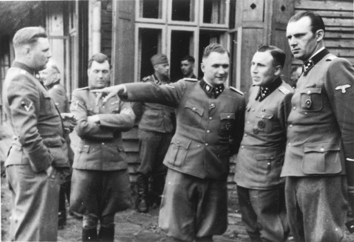 صورة تعود الى العام 1944 يظهر فيها عدد من الضباط ا