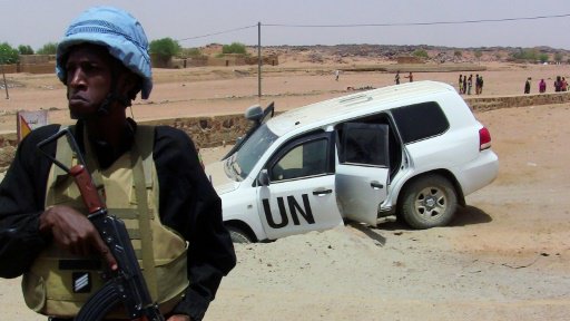  جندي من قوة الامم المتحدة في مالي يتولى حراسة آلي