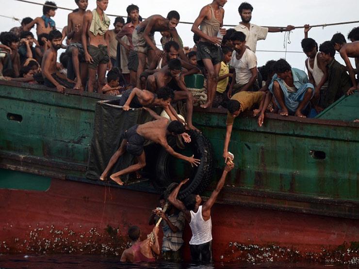 قوارب تقل أفراد من الروهينجا في طريقهم لبنجلاديش
