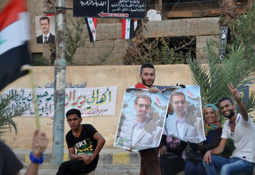 سوريون يرفعون صور الرئيس بشارالاسد في دير الزور في