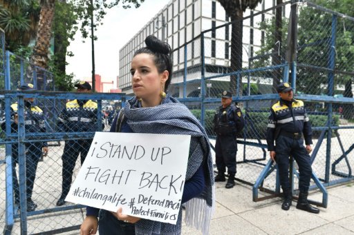 متظاهرة شابة تحمل لافتة احتجاحجية ضد قرار الرئيس ا