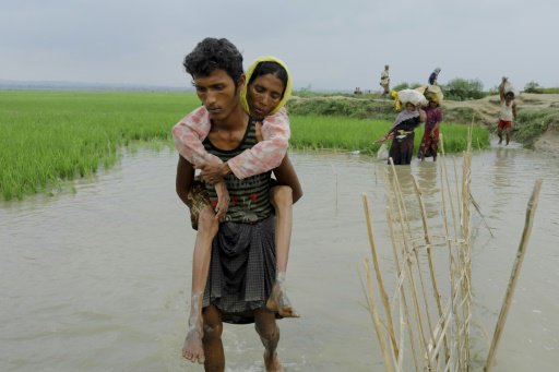 لاجئون من الروهينغا فروا من بورما ويقتربون من بلدة