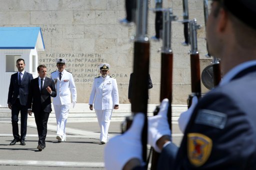 الرئيس الفرنسي إيمانويل ماكرون (الثاني من اليسار) 