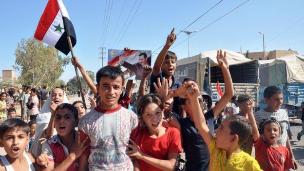أطفال سوريون يحتفلون في دير الزور مع وصول شاحنات م
