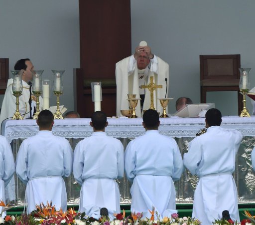 البابا فرنسيس (وسط) مترئسا القداس في مديين بكولومب
