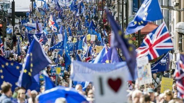 آلاف المحتجين المطالبين ببقاء بريطانيا في الاتحاد 