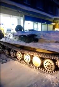 بالفيديو- شاب روسي يسرق دبابة ويحطم متجر من أجل حب