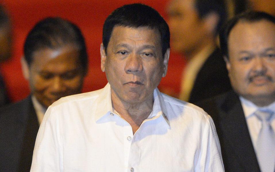  السر وراء إصرار رئيس الفلبين على مضغ العلكة باستم
