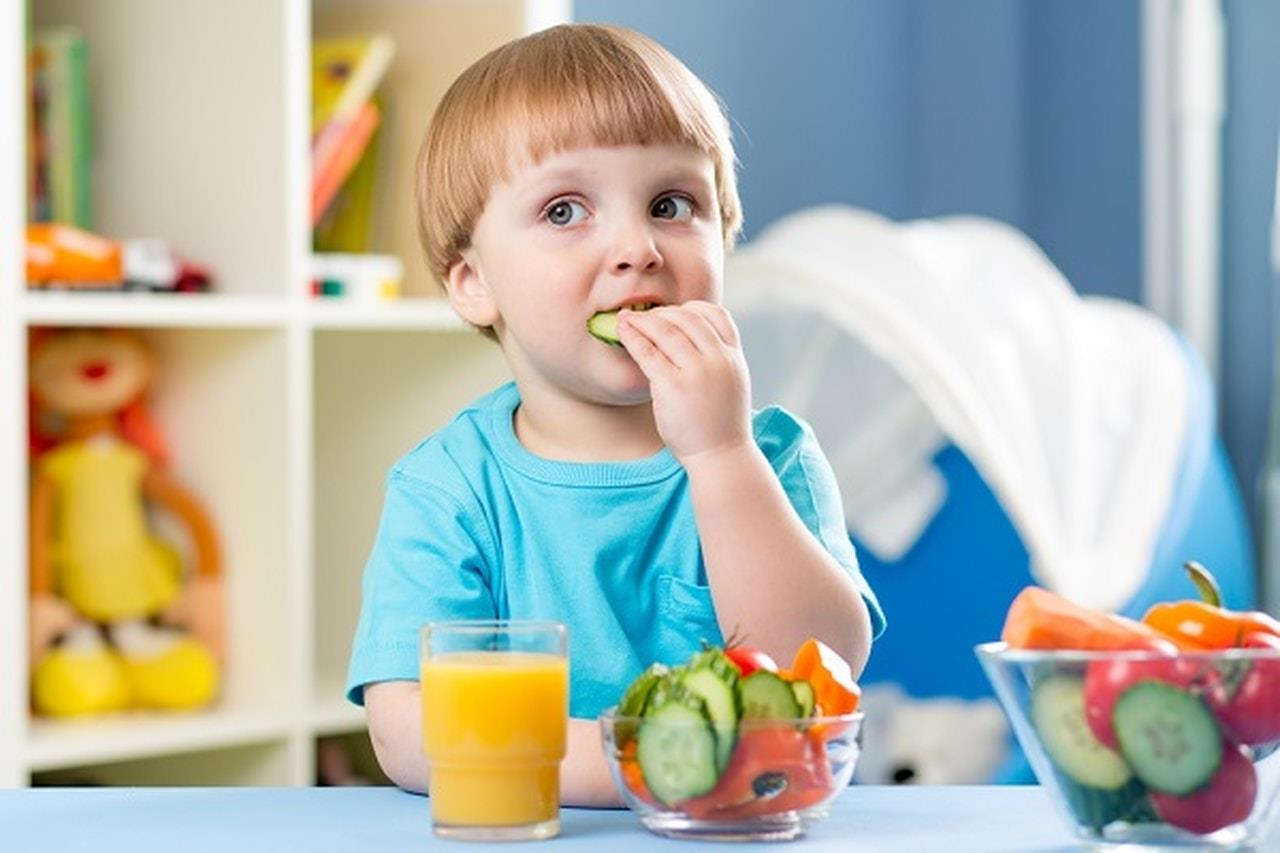 كيف يؤثر التليفزيون في غذاء طفلك وصحته؟