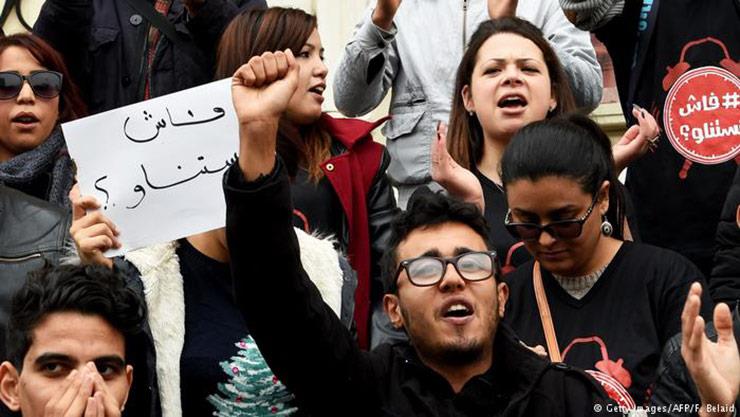 يستمر آلاف التونسيين بالاحتجاجات ضد إجراءات الحكوم