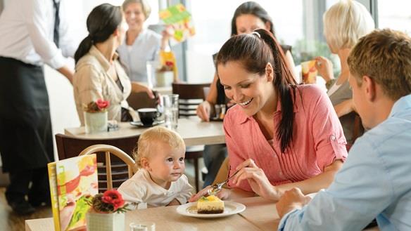كيف تتصرفين مع طفلك عند الخروج لتناول الطعام؟