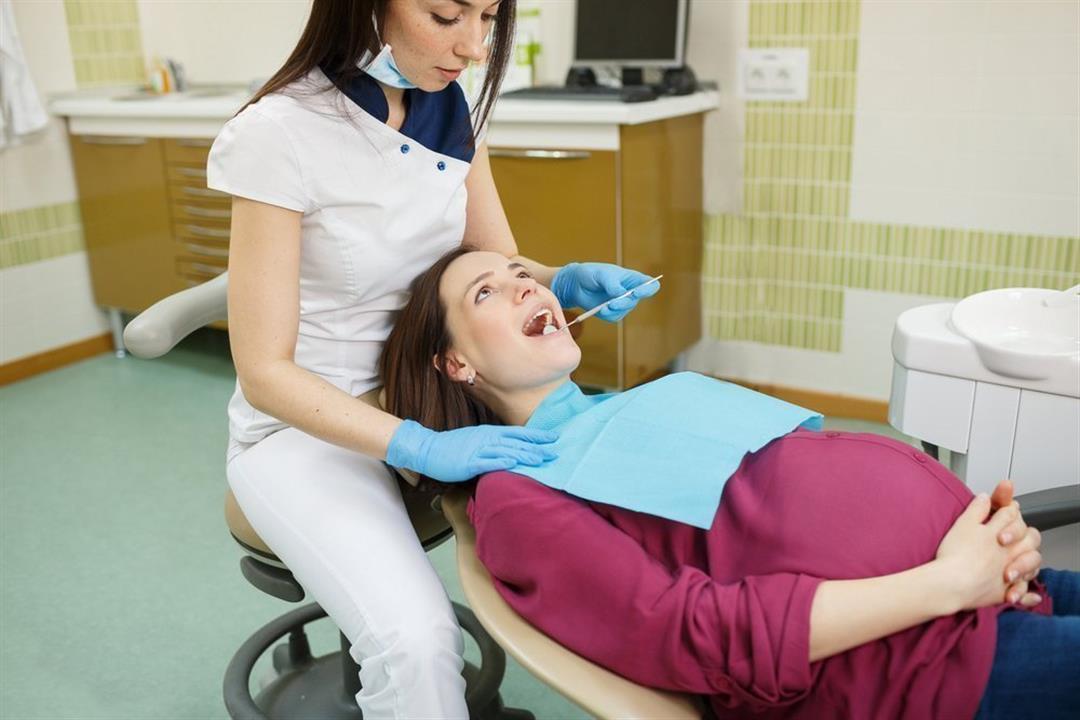 لماذا تشعر المرأة بألم الأسنان خلال فترة الحمل؟