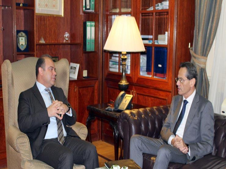 صورة للقاء رئيس البورصة مع الرئيس التنفيذى لبنك ال