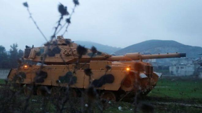 الدبابات التركية تحتشد على الحدود مع سوريا