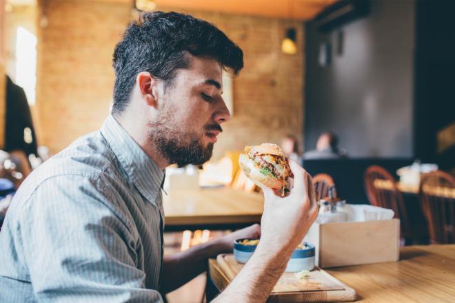  5 عادات خاطئة تجنبها عند تناول الطعام