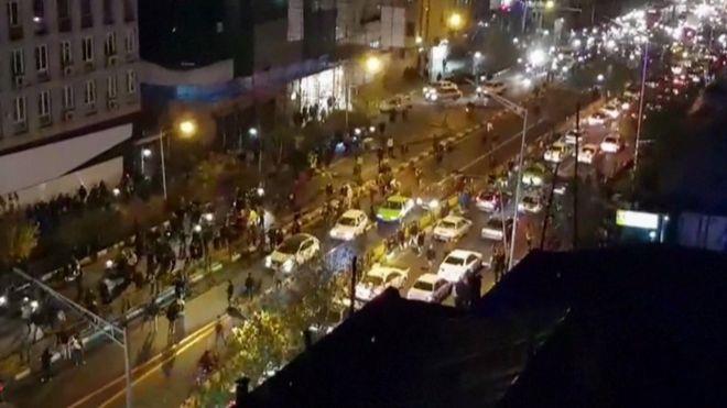 متظاهرون في إيران يحرقون عددا من مراكز الشرطة