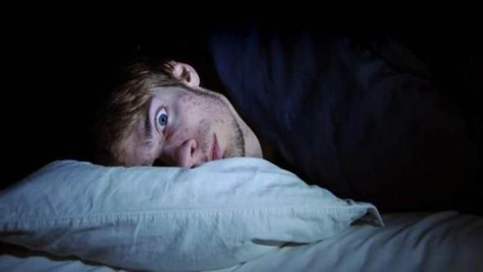   لماذا يشعر الإنسان بالسقوط فجأة أثناء النوم؟