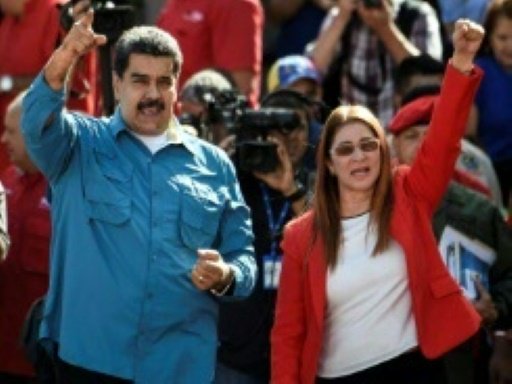 نيكولاس مادورو وزوجته سيليا فلوريس في تجمع في كراك