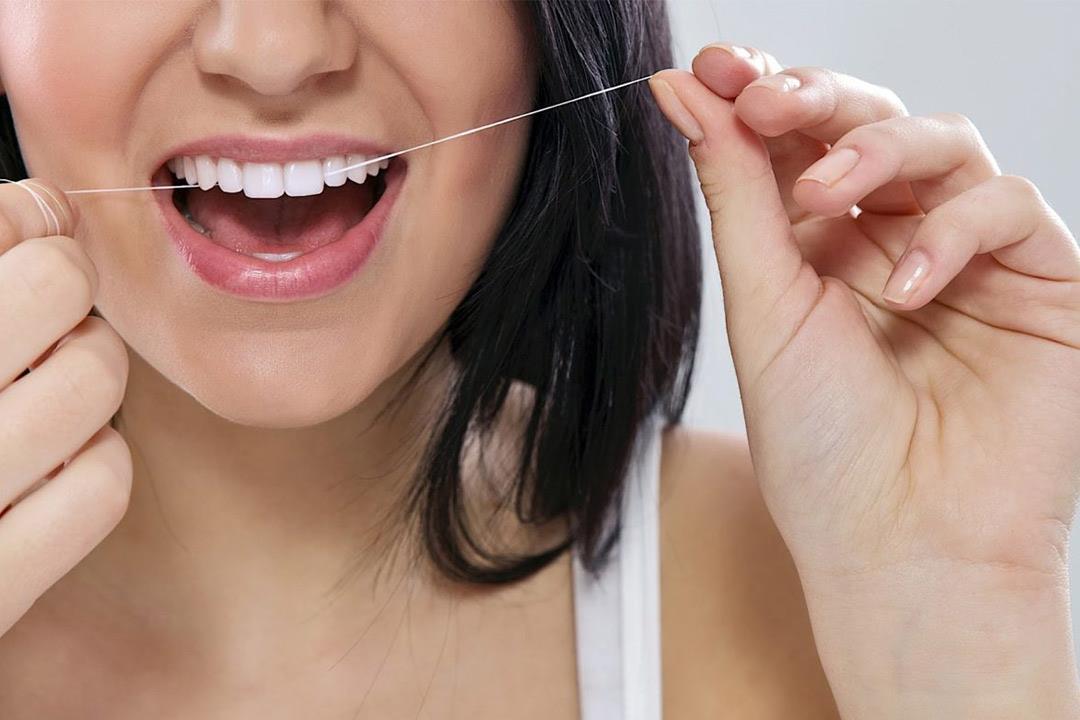   هل «خيط الأسنان» مضر؟