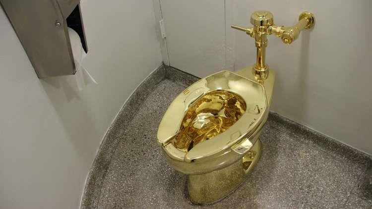 دونالد ترامب  يتلقى عرض مرحاض بدلاً من لوحة فان