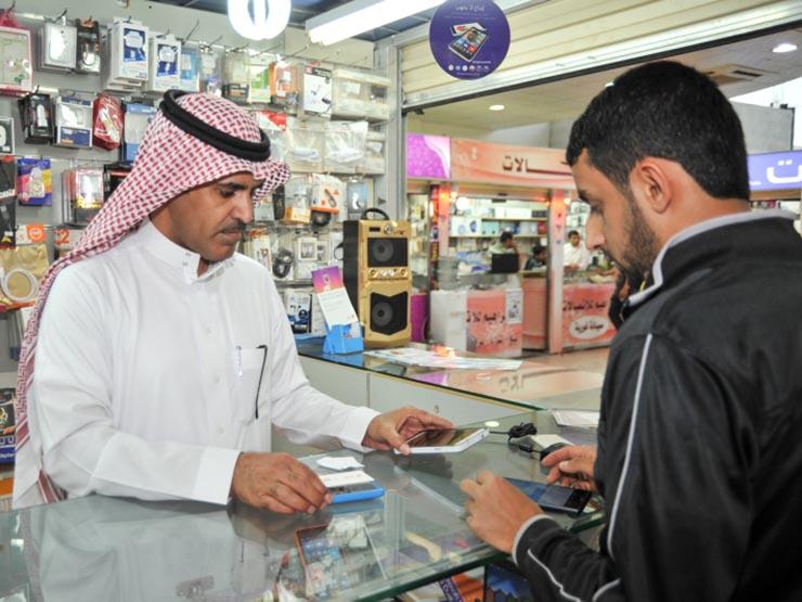 شاب سعودي يعمل في محل بعد تطبيق السعودة في الاتصال