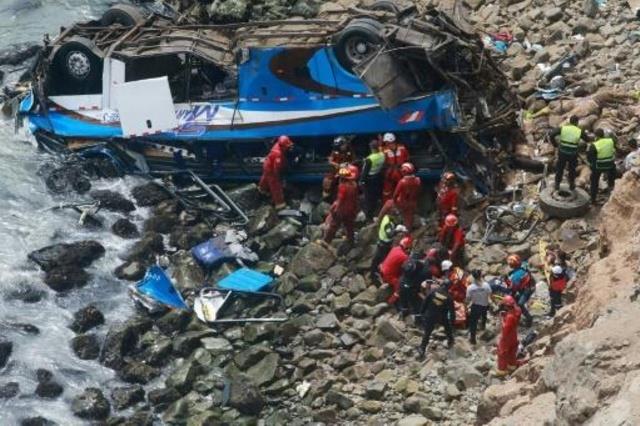 48 قتيلا على الاقل جراء سقوط حافلة في بيرو